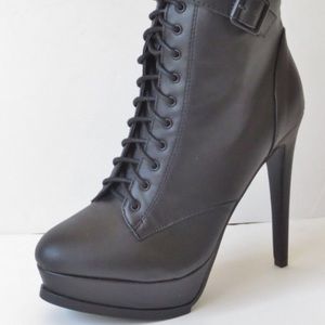 Steve Madden platform ankle boots, size 8.