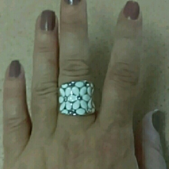 ROXI RINGS WITH DAISY FLOWERS ON THEM VERY PRETTY - Picture 2 of 2
