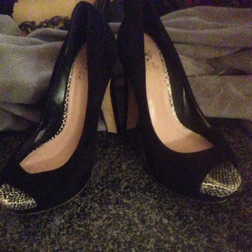 Vince Camuto Pumps Black & Snake Skin Sz 8 1/2.