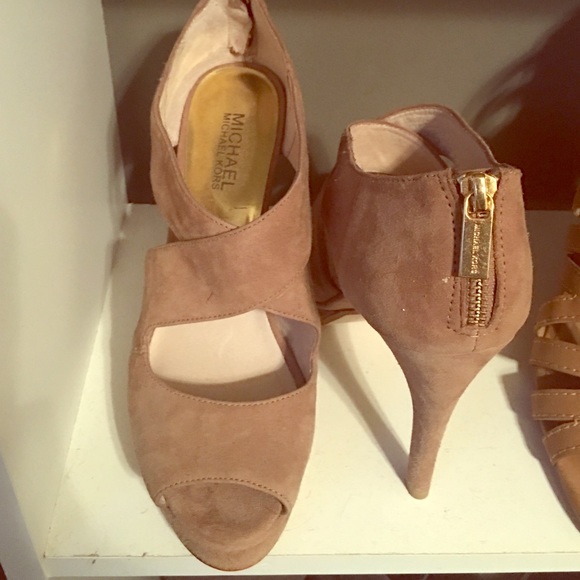 Michael kors peep toe pump