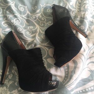 Vince Camuto Miki Bootie size 7.5
