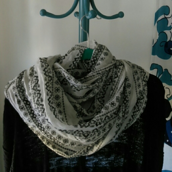 {Old Navy} Mosaic print Infinity scarf