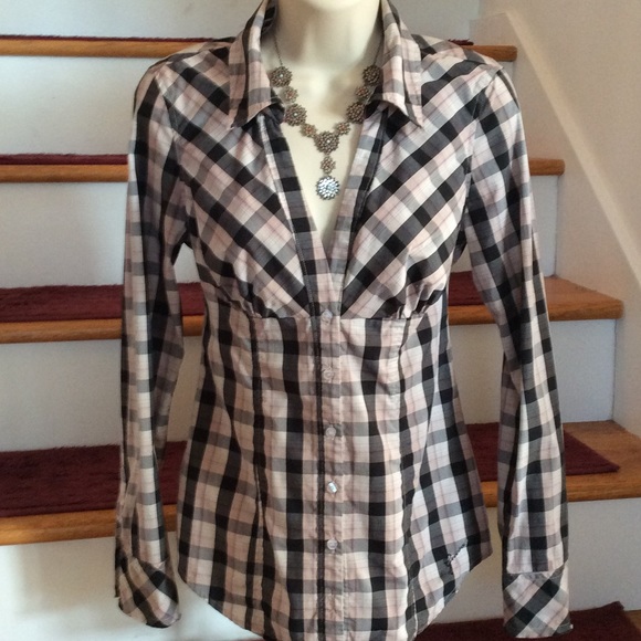 Guess Tops - 💋Pretty Guess brand Top, Size S