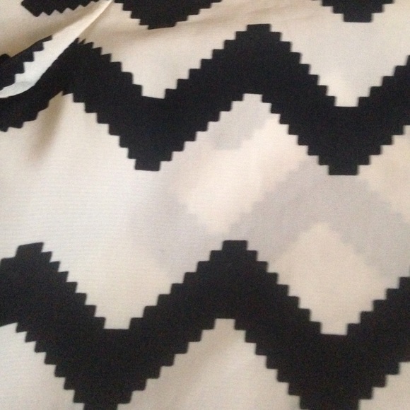 Black & White Chevron Blouse - Picture 2 of 4