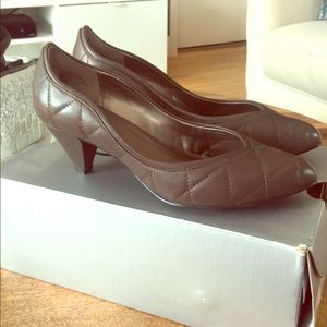 Quilted Gray leather pumps with a cone kitten heel