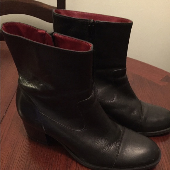 Naturalized leather booties. Size 9.