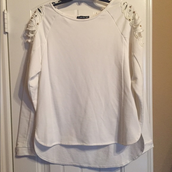 🦄White Sweatershirt with cut out shoulder