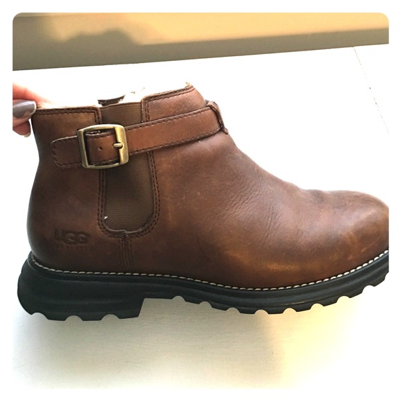 Brown leather shirt boot UGGS, only worn twice!