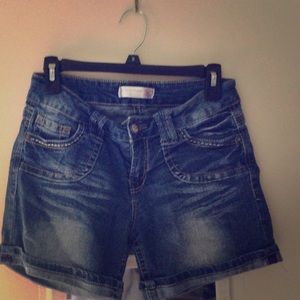 Women's Size 9 No boundaries shorts.