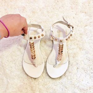 💕VERY CUTE pair of sandals💕