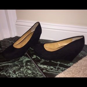 Black wedges