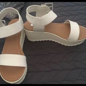 New Soda Magali White Platform Sandals NIB Size 7