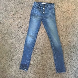 Abercrombie Skinny Jeans (FITS LIKE A 23)