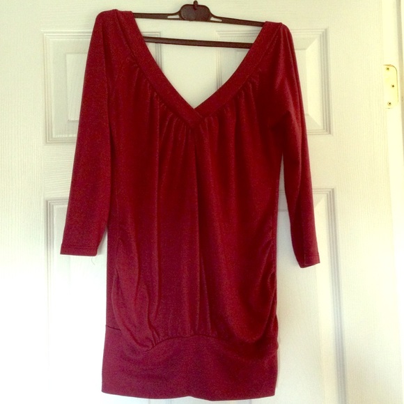Women's medium Refuge V front/back tee