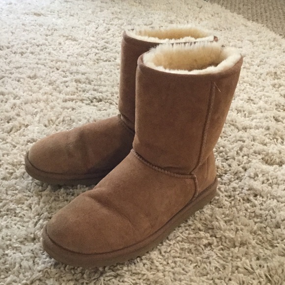UGG Classic Short in Chestnut size 9