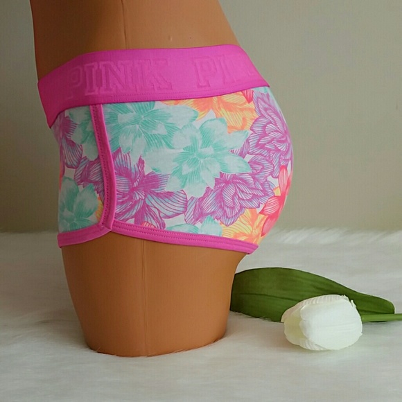 Beautiful Pink Vs Logo Boyshort Size S.Never worn - Picture 2 of 3