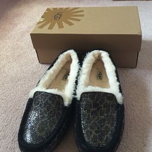 UGG Slipper Size 7