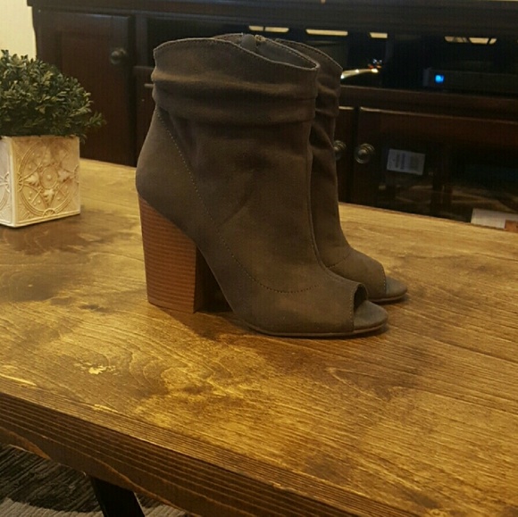 SOLD Indigo Rd peep toe booties