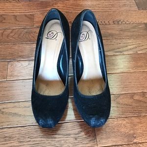 Platform suede black pumps with chunky heel