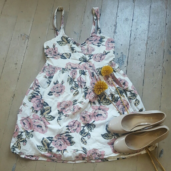 Urban Outfitters Dresses & Skirts - Floral urban outfitters dress