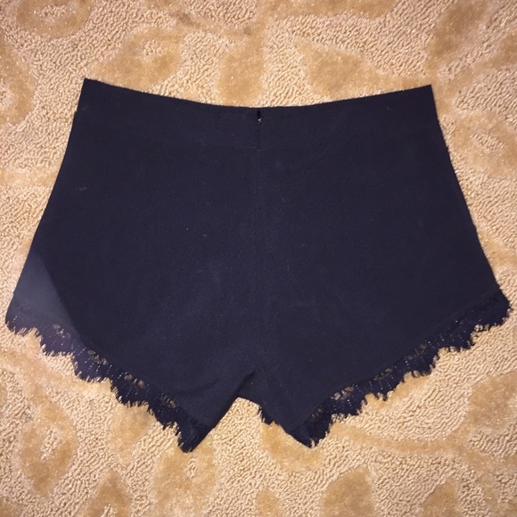BLACK DRESS SHORTS W LACE DETAIL - Picture 3 of 4