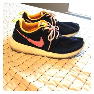 Nike Roshe Run YOUTH size 5.5 women's 7