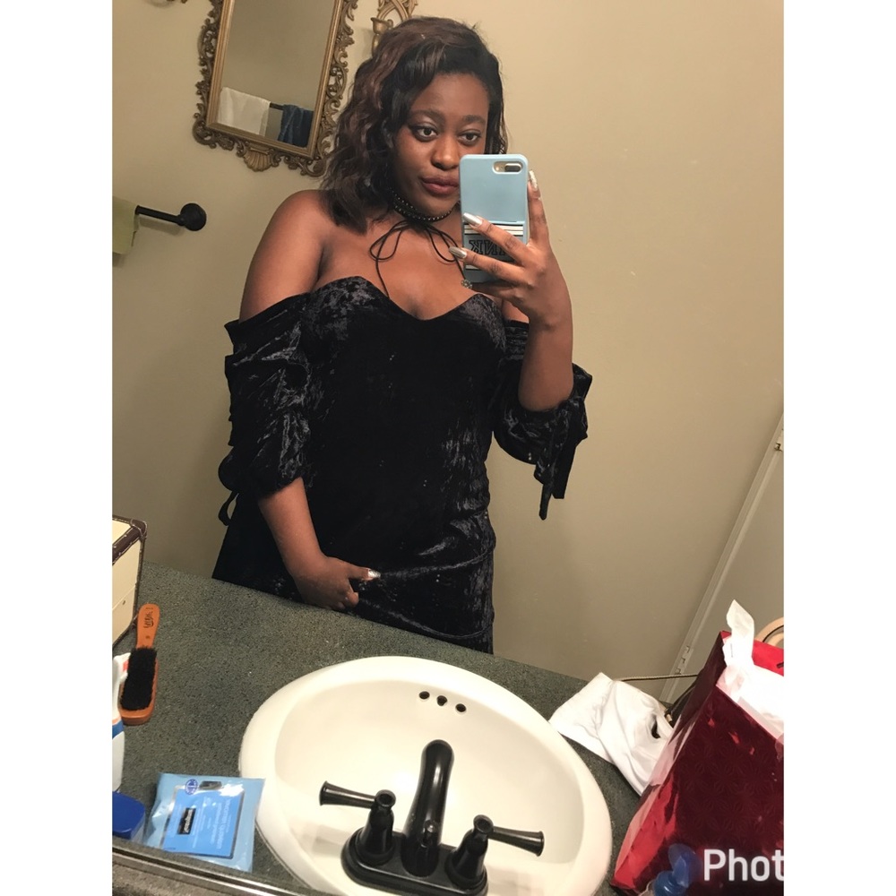 Adriana Velvet Dress 💜 - Picture 2 of 6