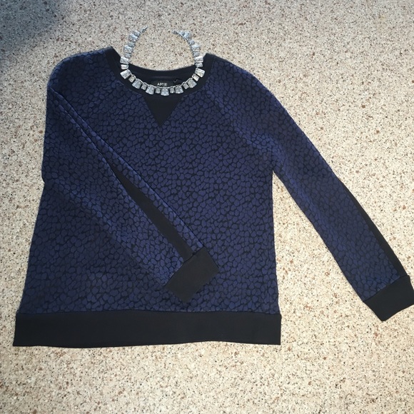Cute navy/black Apt 9 sweater!