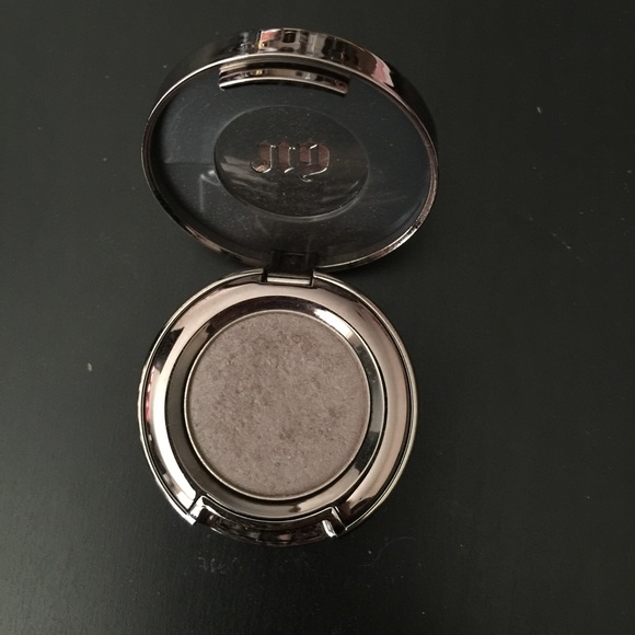 Urban Decay single eyeshadow in Bust