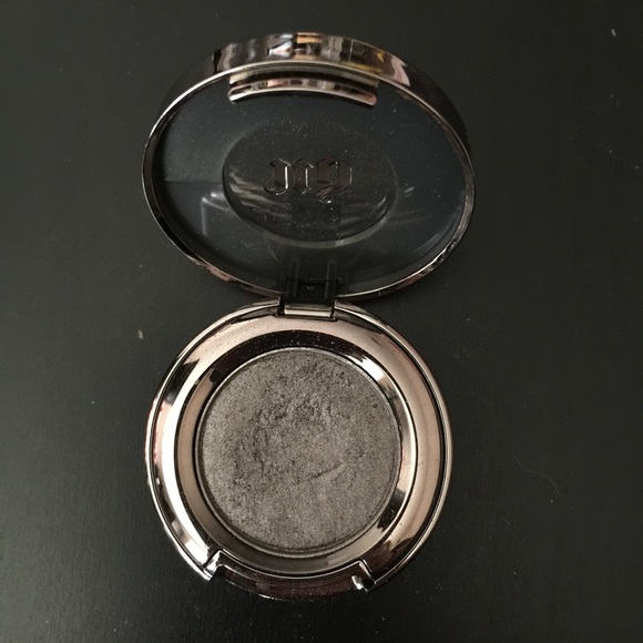 Urban Decay single eyeshadow in Mushroom