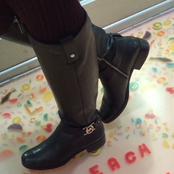 Good excellent used condition. Authentic