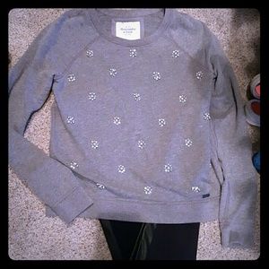 Gray flower bedazzled sweater  no flaws