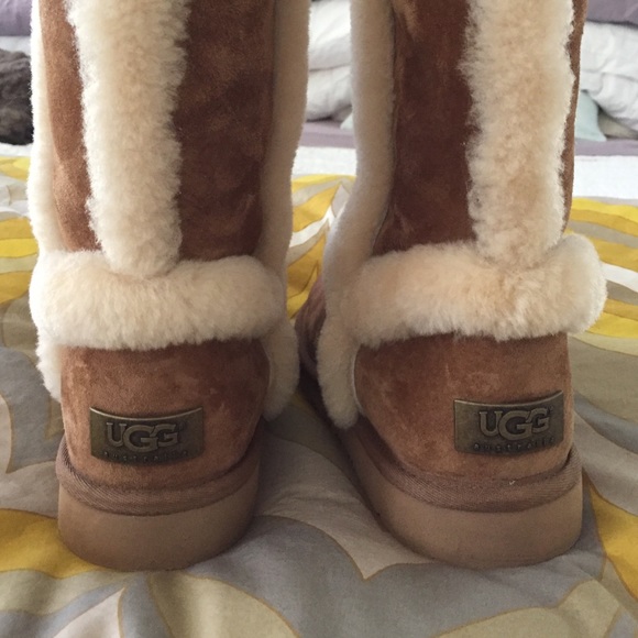 Uggs "Carter" boots in Chestnut.