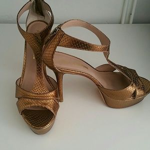 Pour la victoire Ilena leather T-Strap Hold Sandal