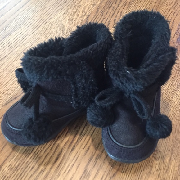 3 For $10 🎉 Oopsie Daisy Black Pom Pom Boots