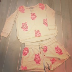 Matching light sweatshirt and shorts!