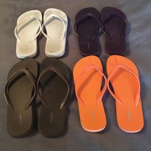 4 pairs of Old Navy Flip Flops
