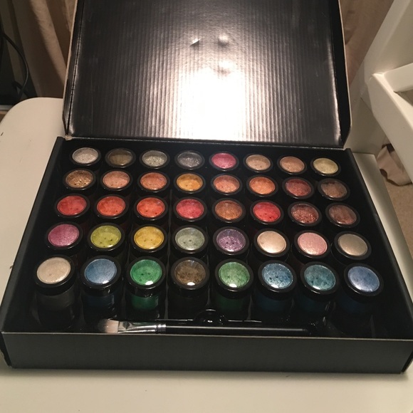 Brand new box of 40 loose eyeshadows