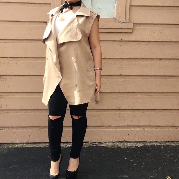Sleeveless coat.