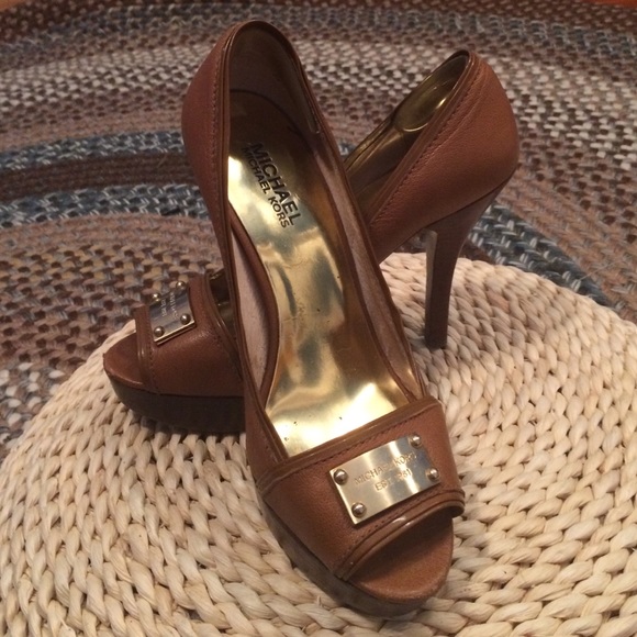 MK | Camel & Gold Peeptoe Platform Pumps