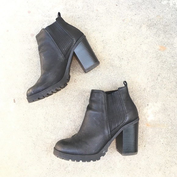 Black faux leather Chelsea boots size 6