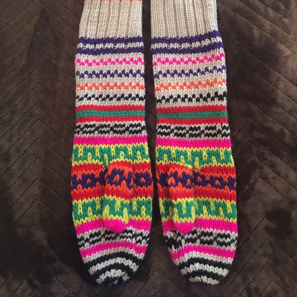 Beautiful never before worn FREE PEOPLE gloves