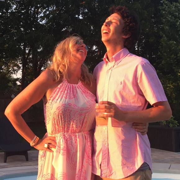 Meet your Posher, Cyndy - Picture 2 of 2