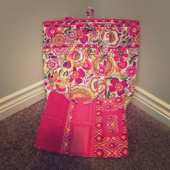 Vera Bradley tote and matching wallet - Picture 1 of 3