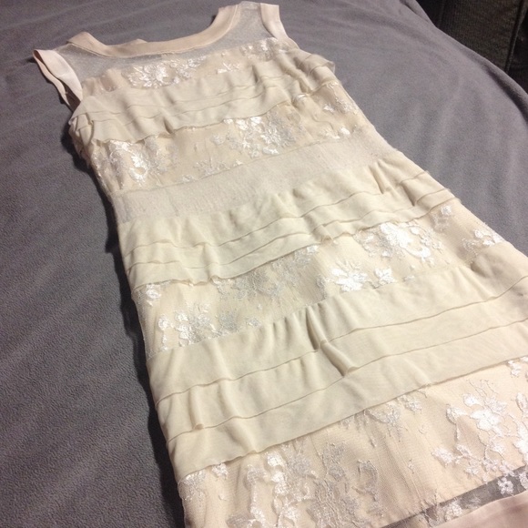 Cream ruffled lace dress - Picture 2 of 3