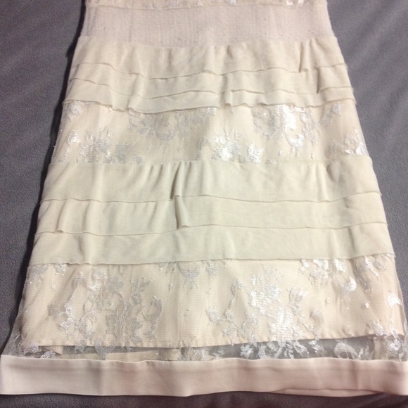 Cream ruffled lace dress - Picture 3 of 3