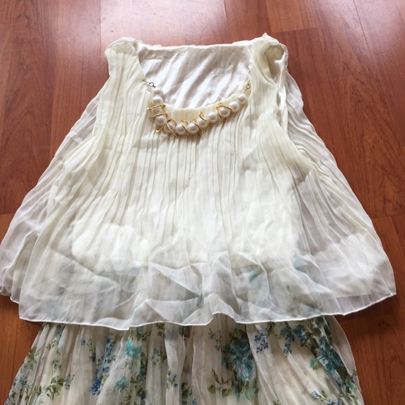 Cream and floral flirty mini dress - Picture 2 of 3