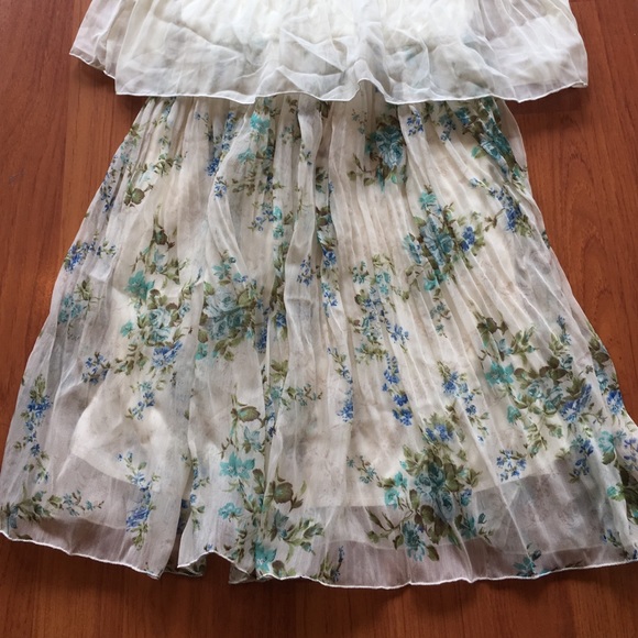 Cream and floral flirty mini dress - Picture 3 of 3