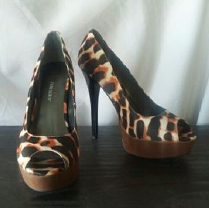 NEW Abstract print peep-toe platform heel