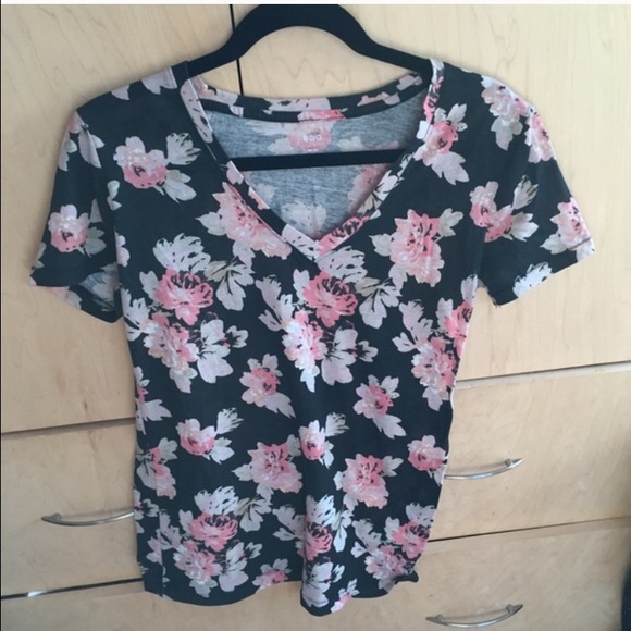 BDG Urban Outfitters basic V-neck